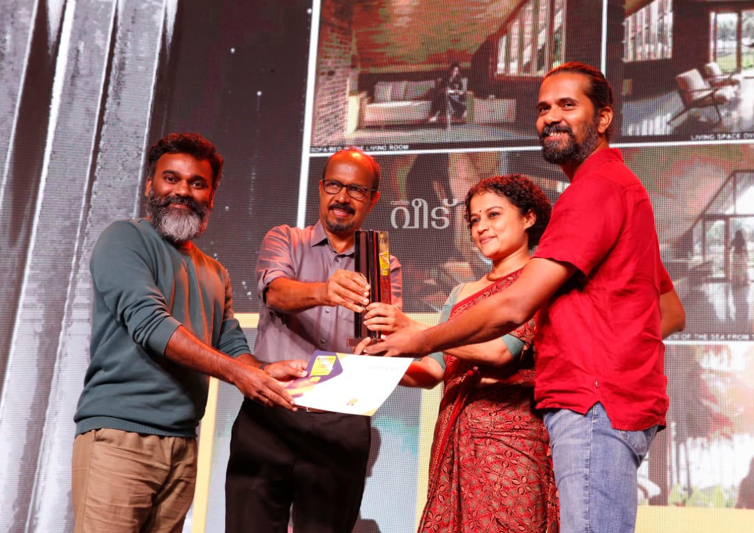 Ar. Guruprasad & Ar. Manasi receiving Veedu award.